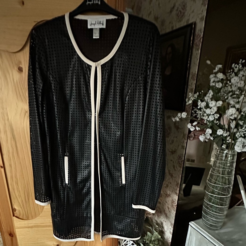 Joseph Ribkoff Black + White Vented Jacket . $65, Size 8, sleeve 24”,33” length